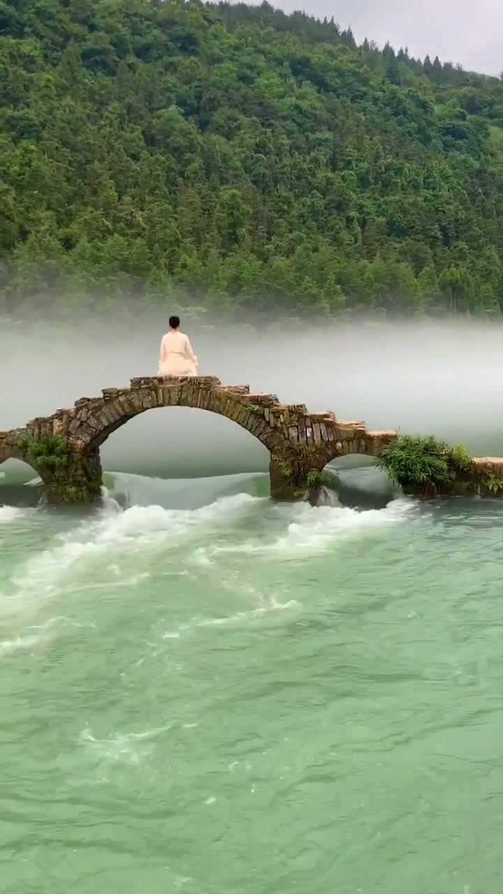 坐在小桥上的小姑娘 心如止水 如仙境一般