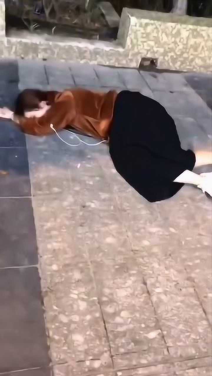 虽然你喝醉酒的样子很狼狈但是你摇骰子的样子真的很美