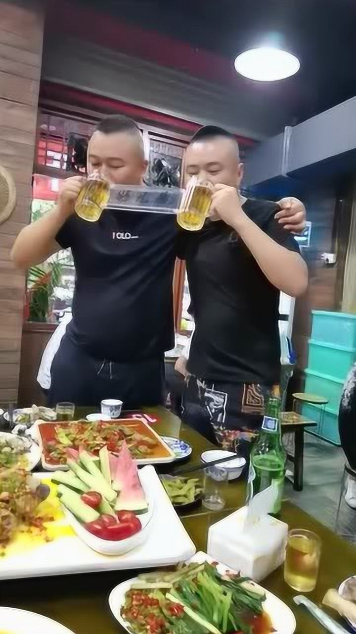 兄弟之间喝酒感情深一口闷这样的情谊让人羡慕