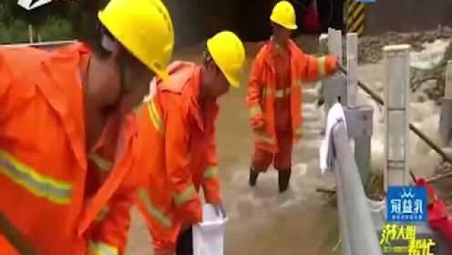 强降雨造成衢州部分路段被堵 人员紧急抢险