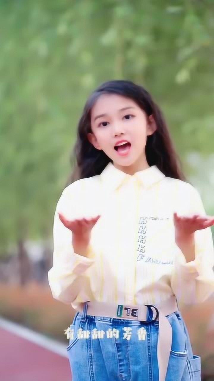 童模宋小睿一身休闲装翻唱甜蜜芬芳笑起来太好看这才是该有的童年