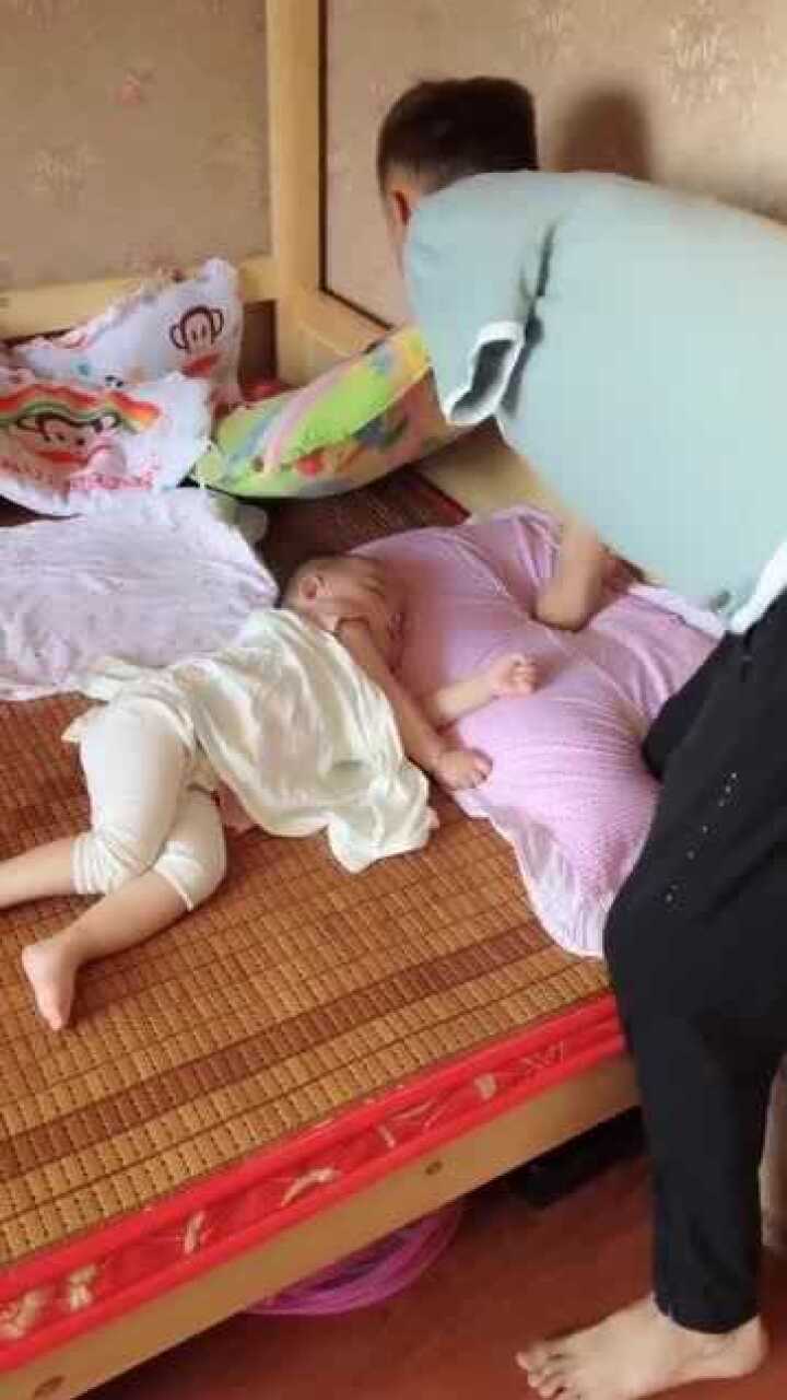 宝宝睡着了结果残疾爸爸的竟然这样子做看完眼眶一暖感动