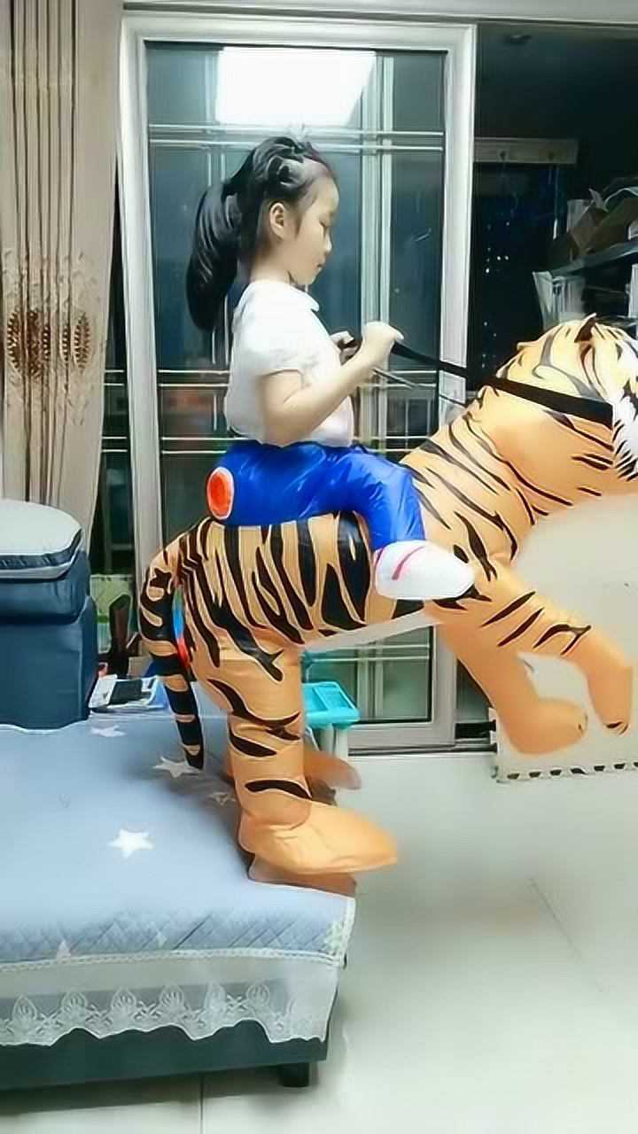 小姑娘骑着小老虎太可爱了