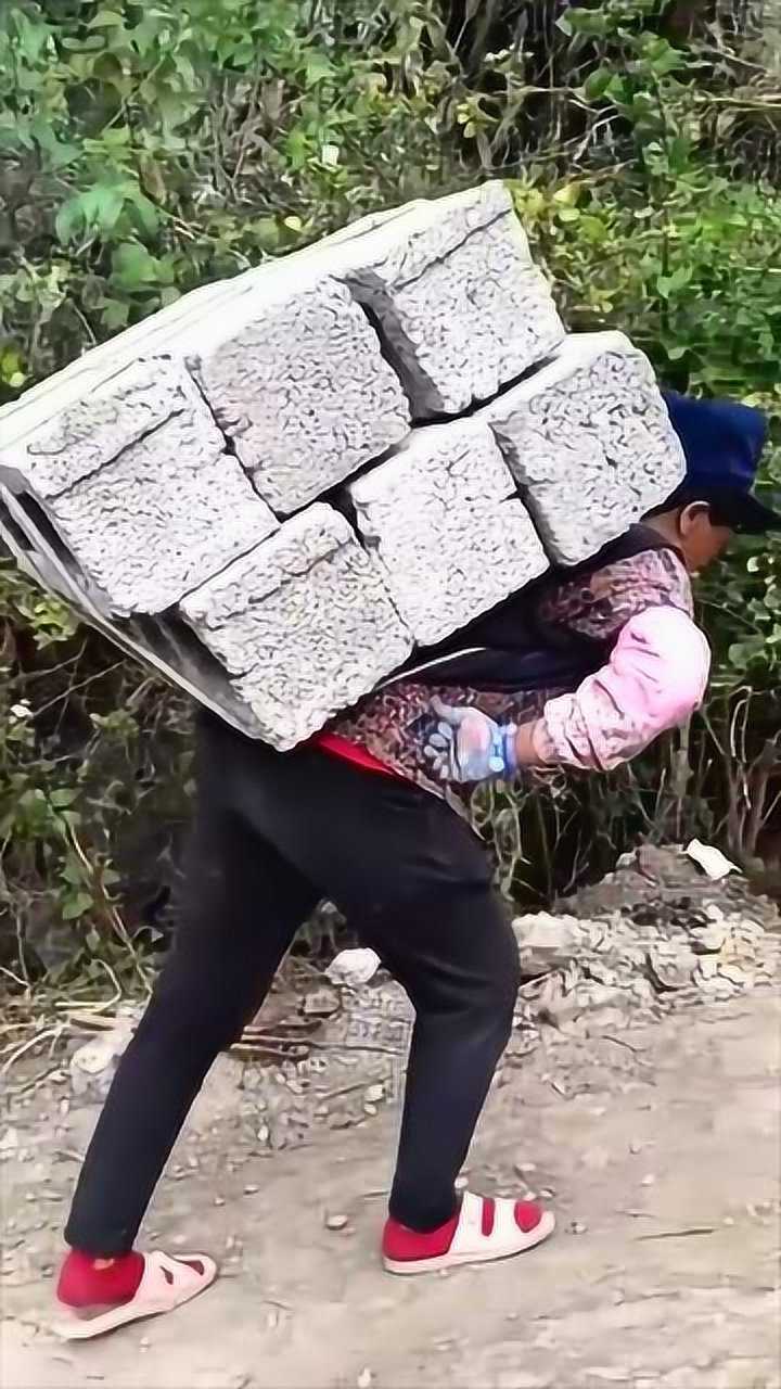 山区妇女背砖养家糊口,5岁的儿子也帮妈妈背砖,一趟10里路才赚2元钱!