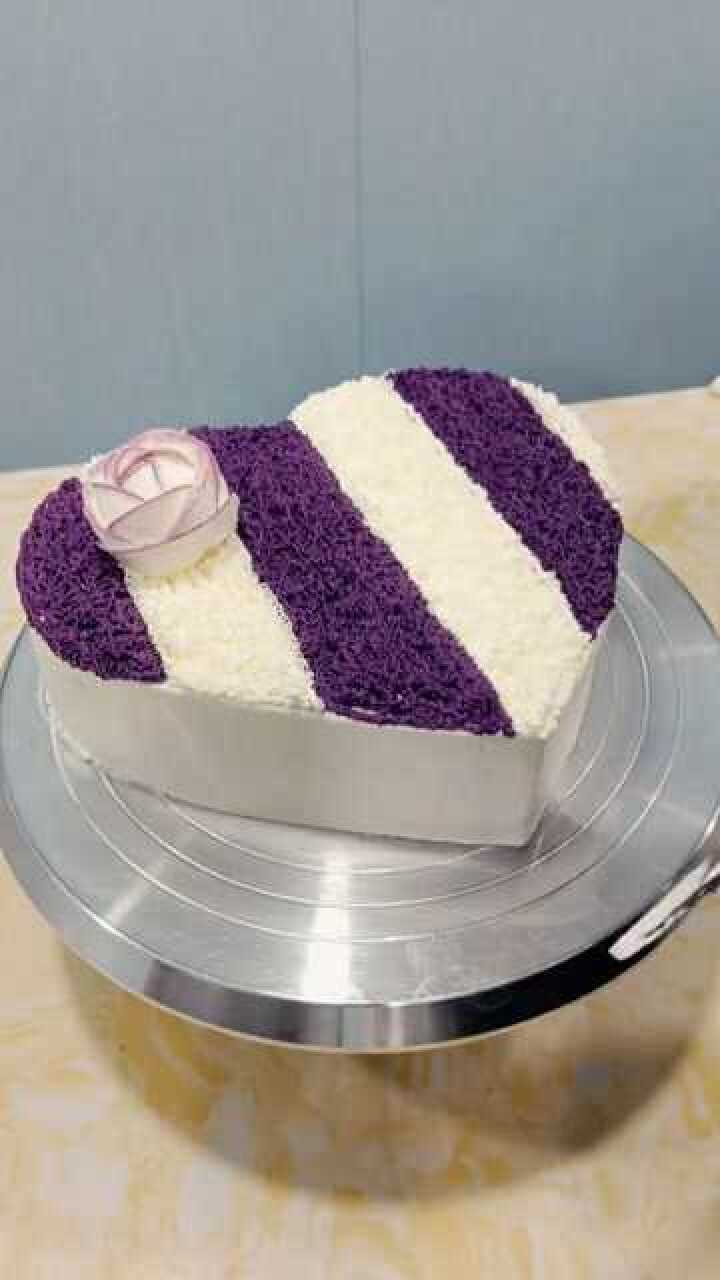 适合给妈妈过生日,订的一款蛋糕,感觉特别温馨