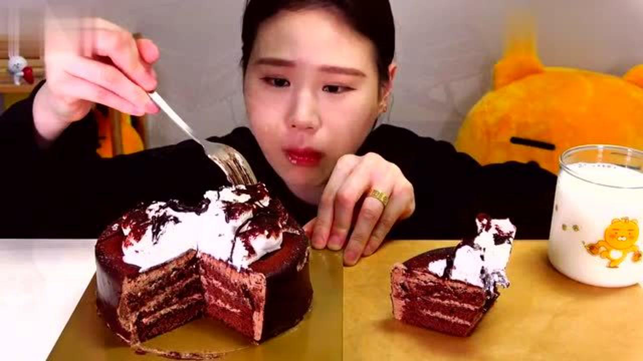 韩国吃播大胃王卡妹吃巧克力蛋糕,大口大口地吃,看看这吃相,馋人