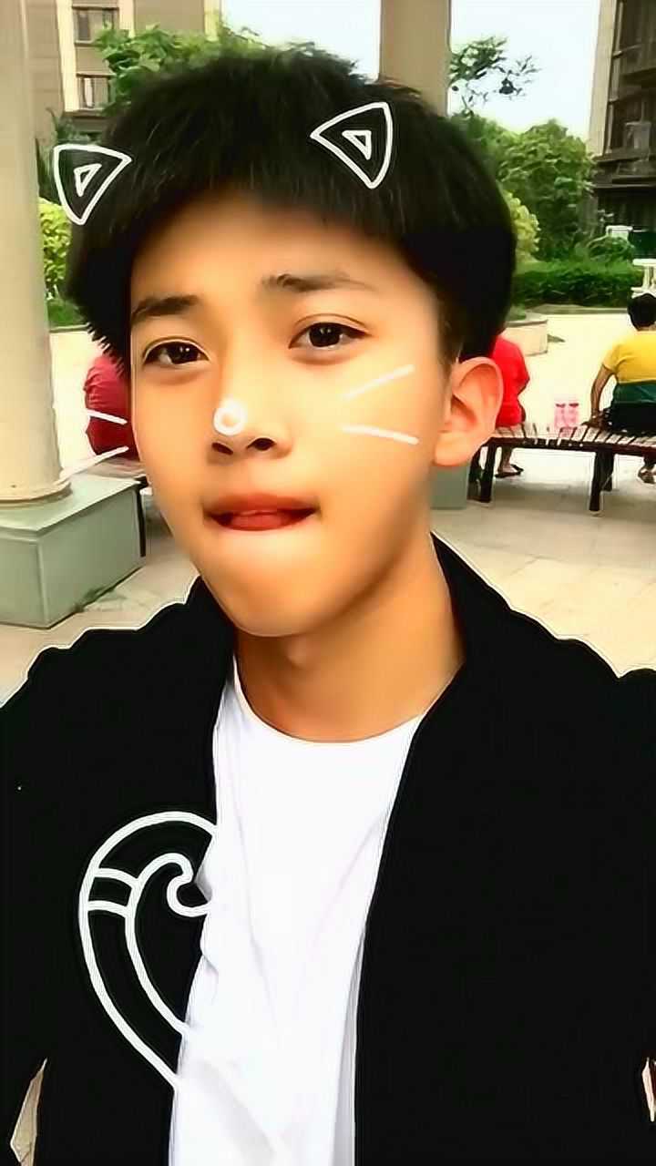 00后的小孩已经长大给人成熟稳重的感觉