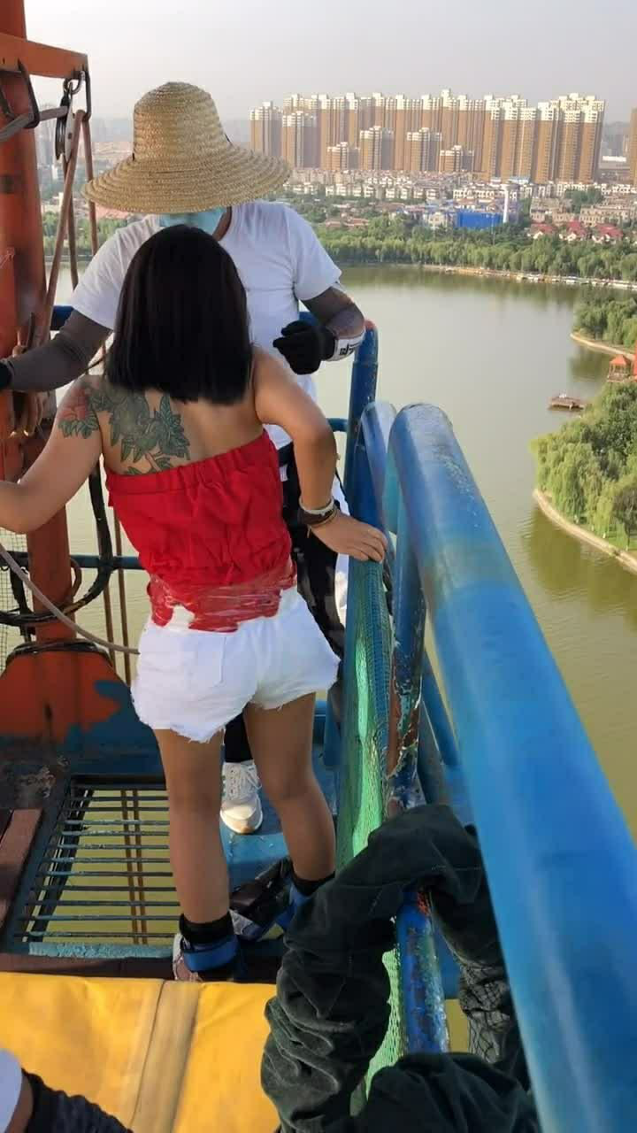 无情哈拉少老妹不是我故意推你后面人都挺急的