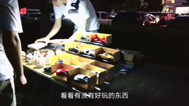 洛阳嵩县夜晚的红桥,桥上人头攒动,桥头商贩各展神通