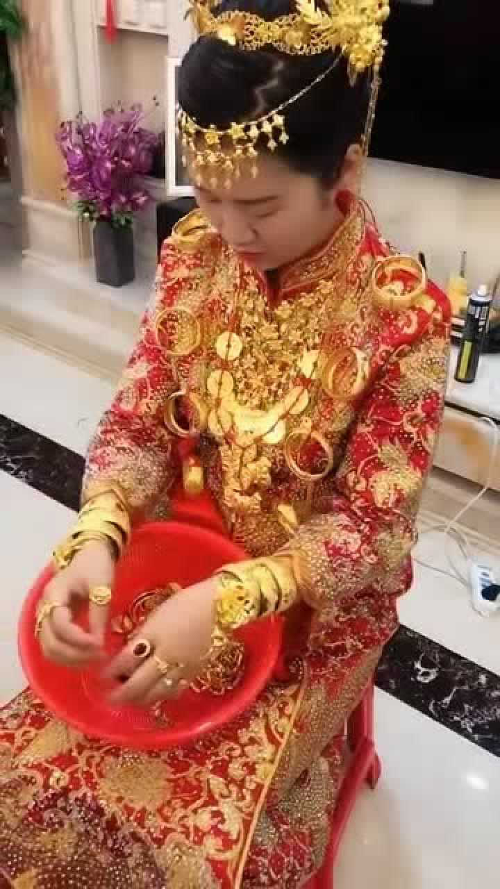 潮汕土豪嫁女儿黄金用盆装身上没地方戴新娘发愁