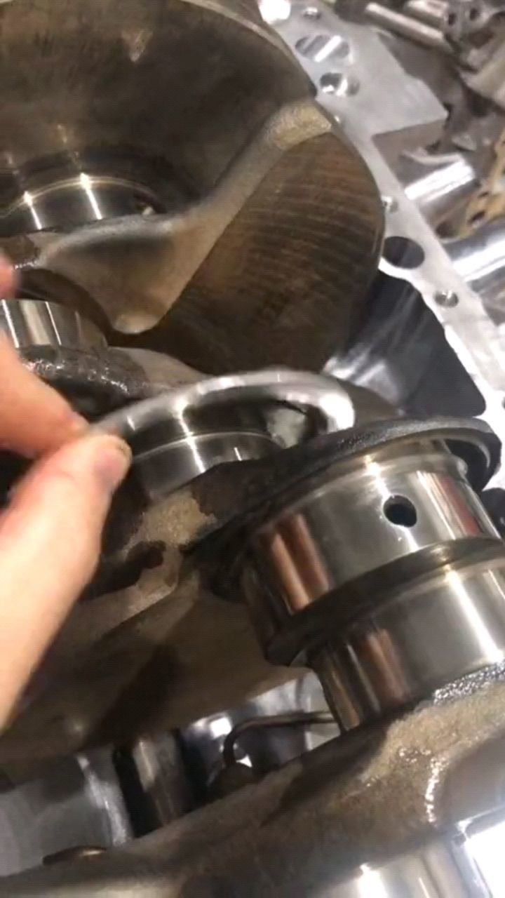 安装发动机止推垫,居然还有反正面之分,真是大开眼界!