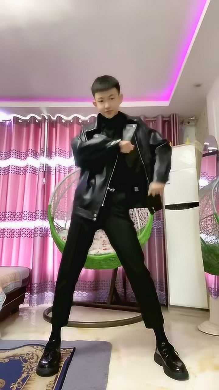 精神小伙跳舞全部手势都到位也就差个花手了