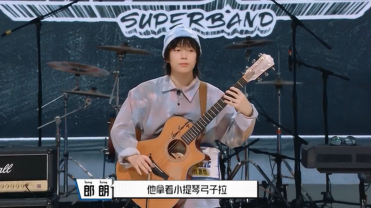 明日之子乐团季:选手王江元表演原声弹吉他演奏《异乡》