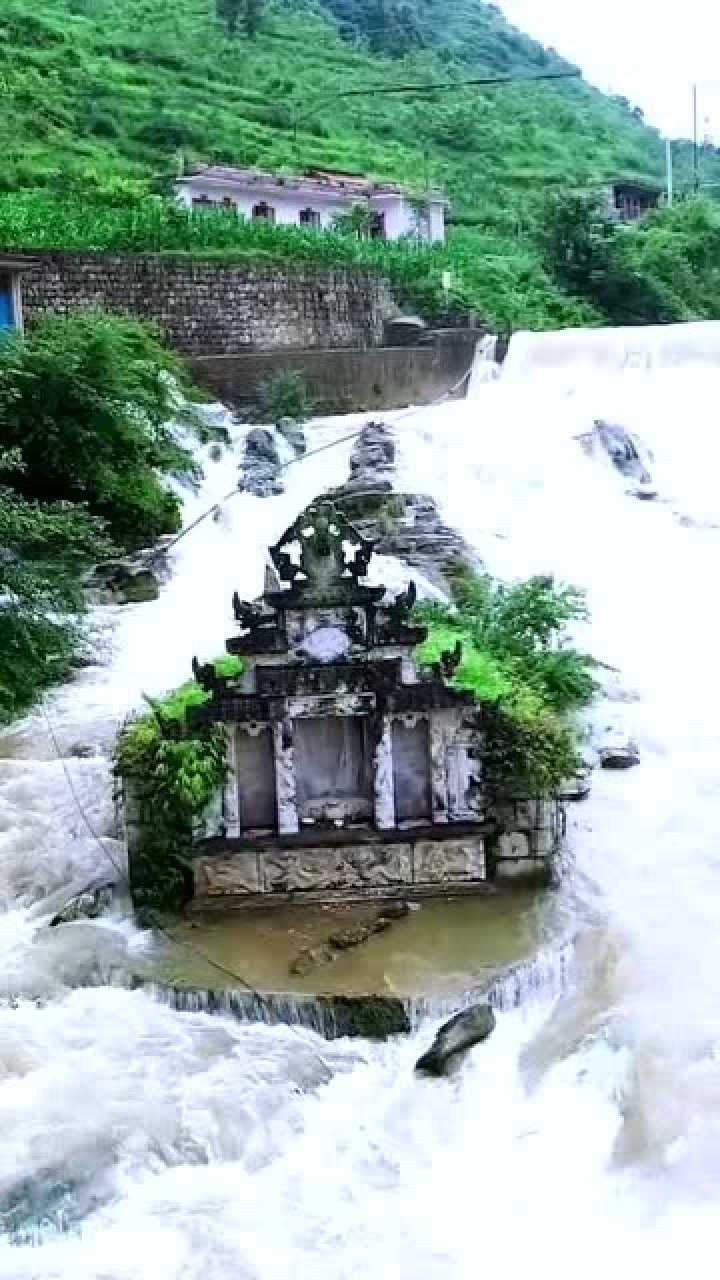 山水沟里发现一风水宝地坟墓百年巨浪纹丝不动让人不可思议