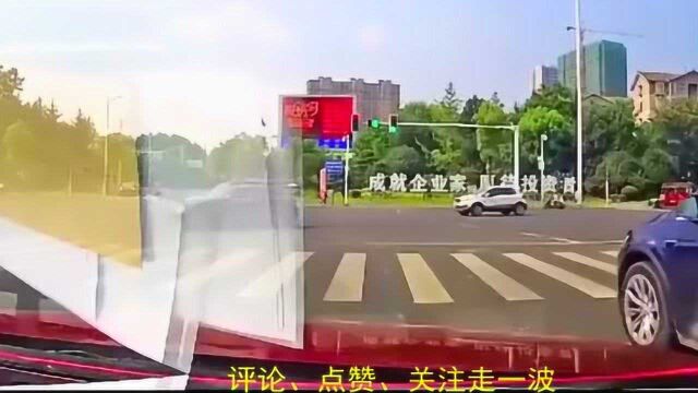 车祸:电动车转弯撞上汽车