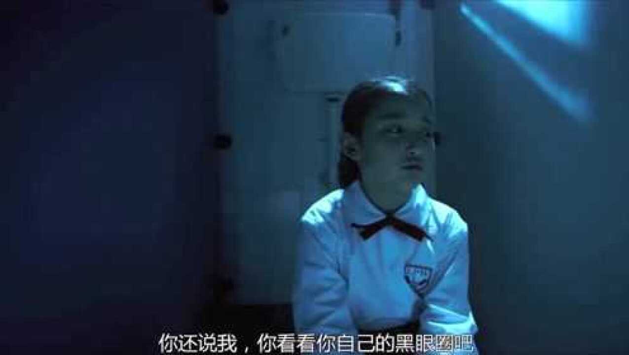 小女生在漆黑的学校里上厕所,没想到后面竟然有个鬼,太恐怖了