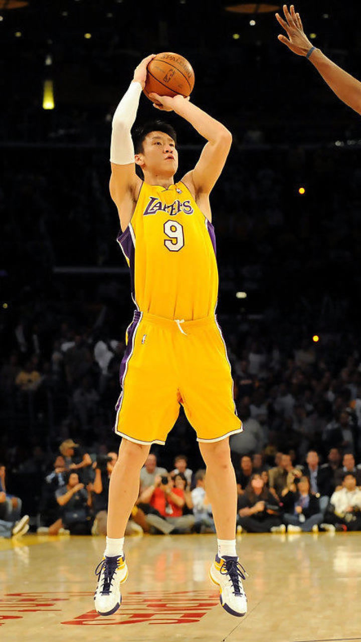 囧囧nba孙悦湖人时期珍贵训练视频奥多姆注视下上演暴扣