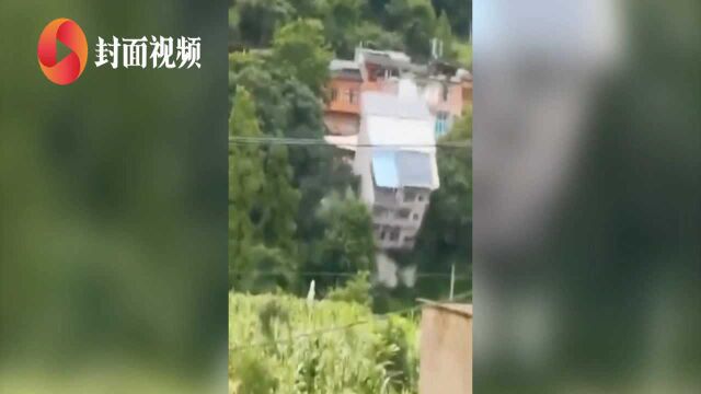 湖北利川一栋民房瞬间垮塌掉入河中 5名住户接提前预警无一伤亡