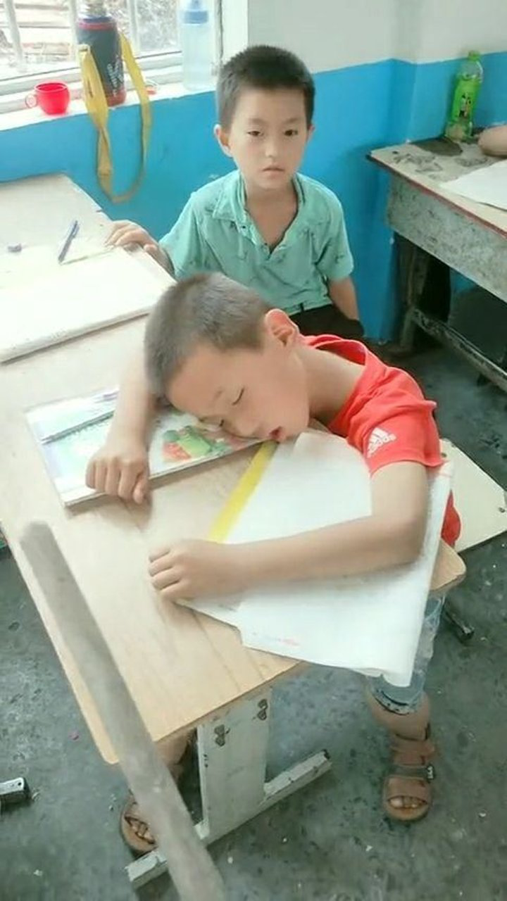 上课睡觉流口水面对老师睡眼朦胧这娃像不像我们那个时代