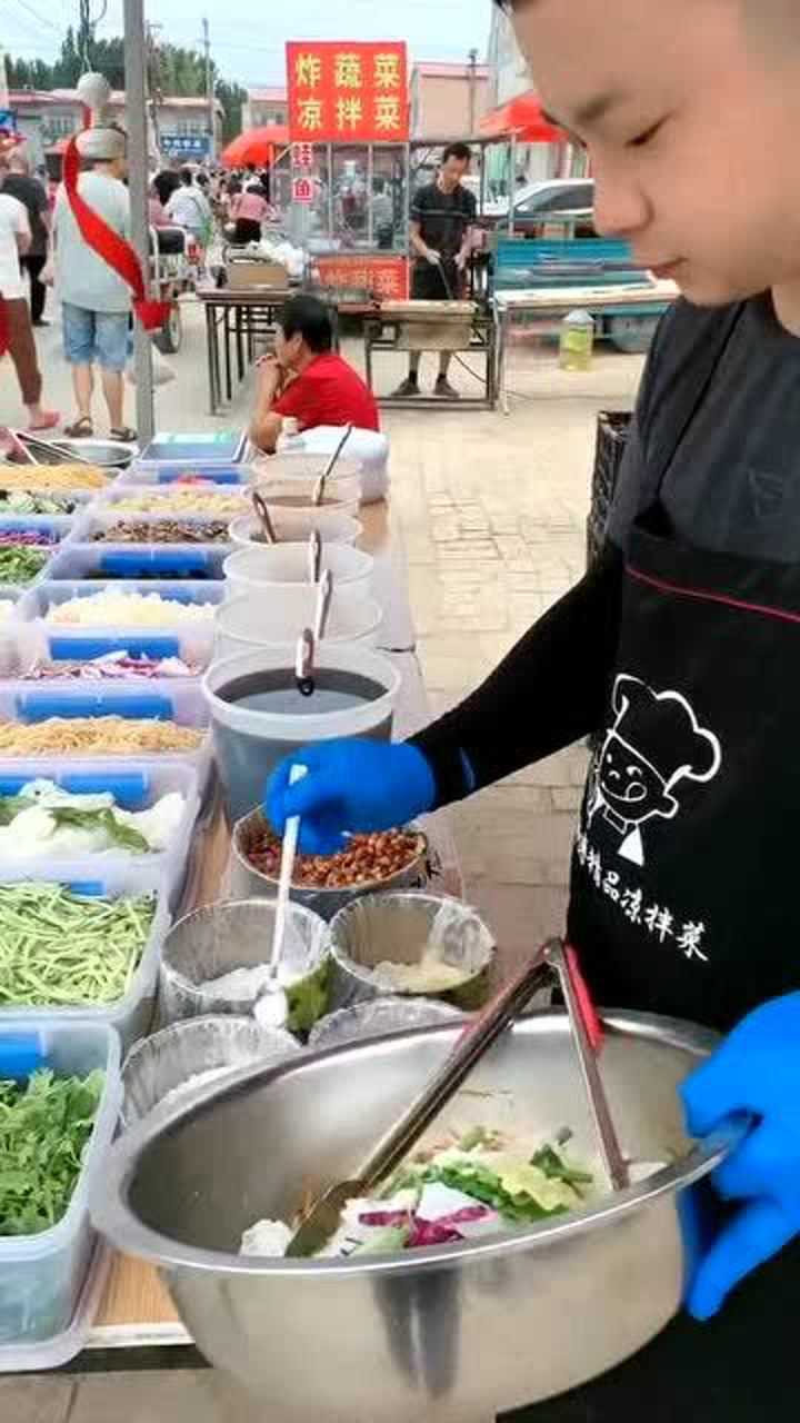 小伙摆摊卖凉菜菜品种类繁多稳稳的月入10万