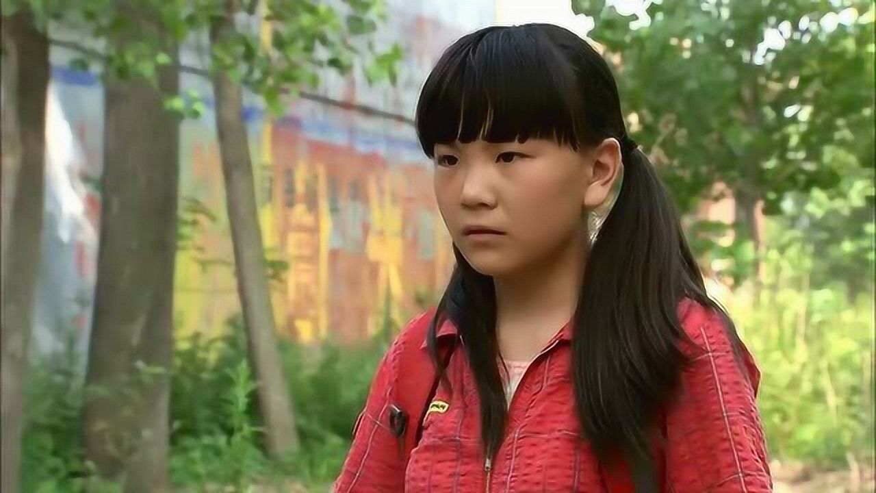 乡里彩虹城里雨英子得知被母亲抛弃怒撕全家福骂其不要脸
