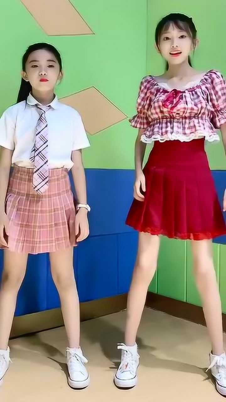 童模宋小睿教妹妹跳舞看着还真带劲不愧是从小学舞蹈
