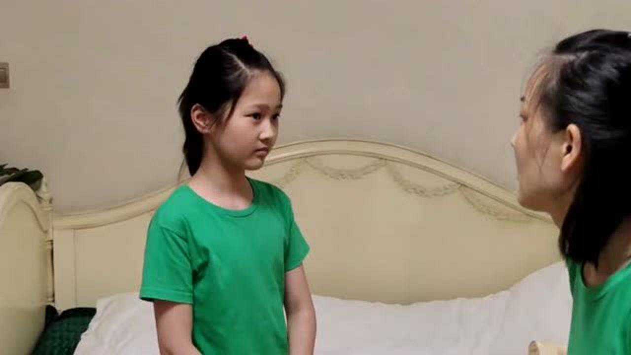 腾讯视频】 小女孩上学逃课,被妈妈发现打屁屁惩罚,以后可不敢了!