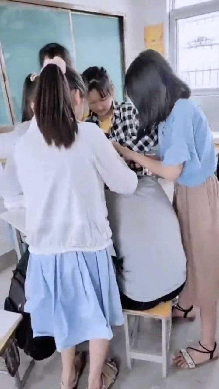 男生被女生欺负,短短的课间十分钟,就被她们变成了"小公主"!