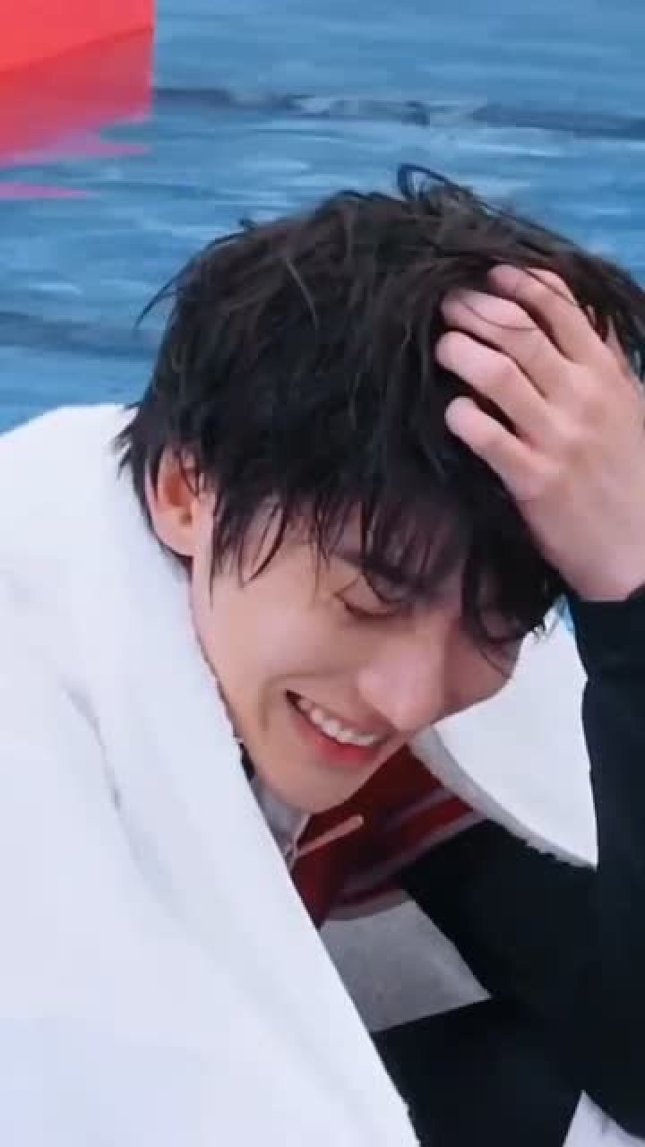 蔡徐坤一害羞就会做这个动作,实在太可爱了!