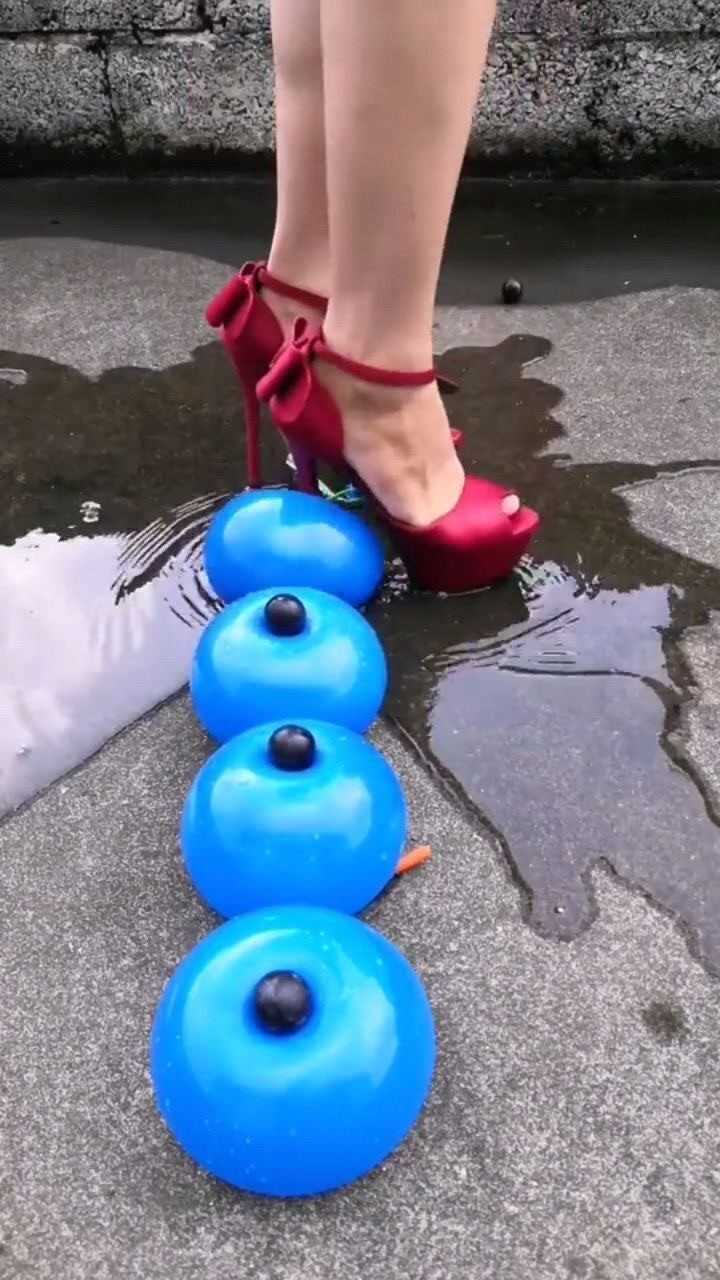 美女穿高跟鞋爆水气球,踩下去的一瞬间,太解压了