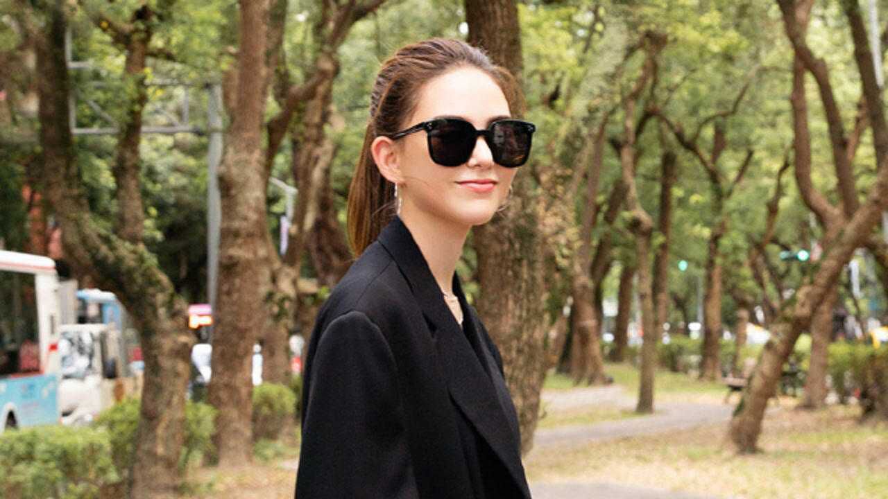 昆凌黑色西装利落马尾气场十足 但她自曝也曾恐婚