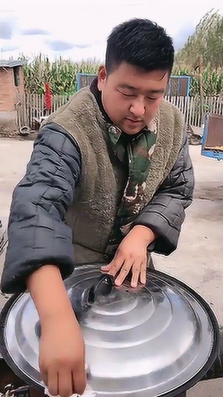 东北小伙做的皮冻肠熬制完猪皮的那刻没灌肠就想盛两碗水尝尝