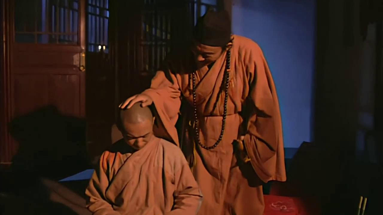 济公游记:小和尚念经打瞌睡,济公戏弄他,故意将水滴在他头上