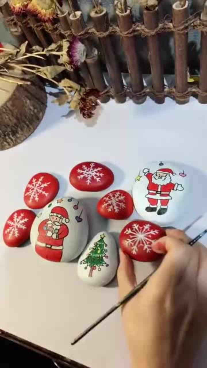 美术绘画教学30秒教你画一组圣诞主题石头画,是不是超级简单