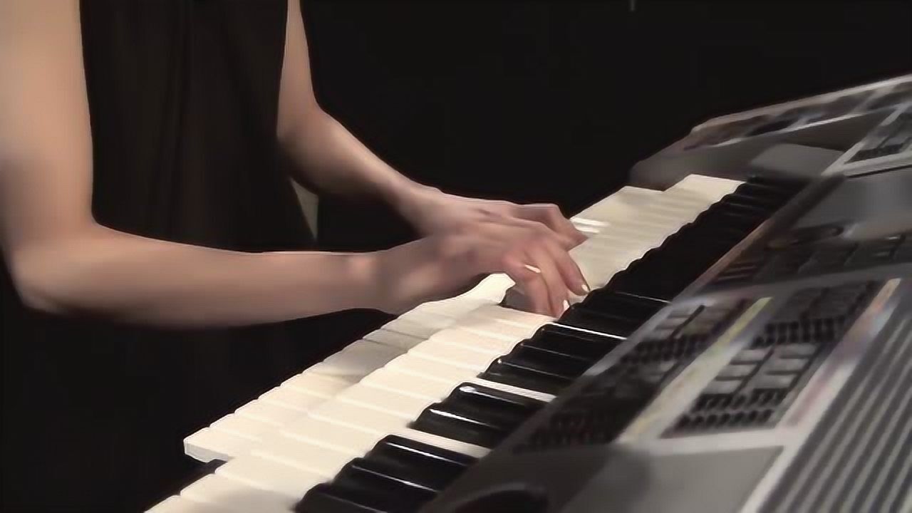 【双排键电子琴演奏】美女弹奏摇滚卡农!帅爆了!