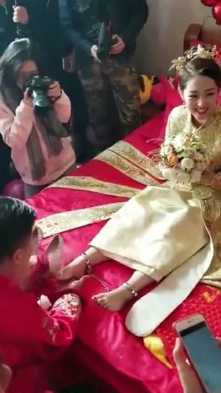 结婚大喜的日子新娘脚上戴着手铐这是哪的风俗