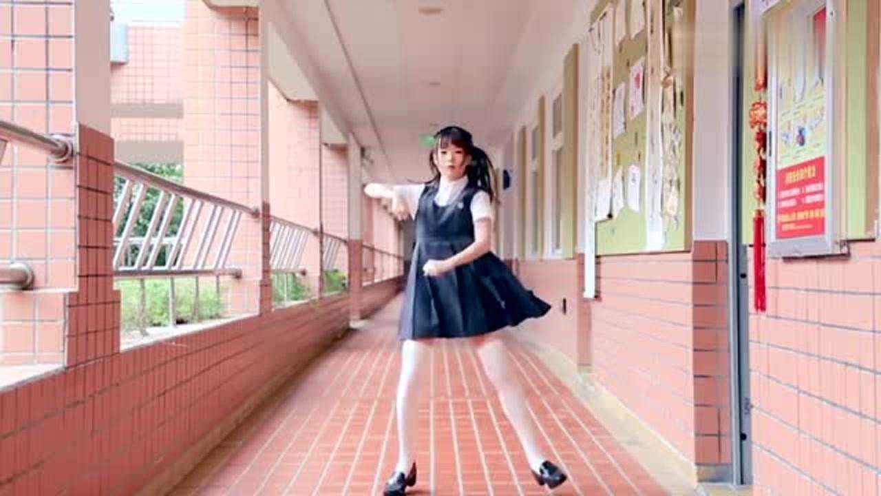 白丝小姐姐趁着小学生放假肆无忌惮地跳舞_高清