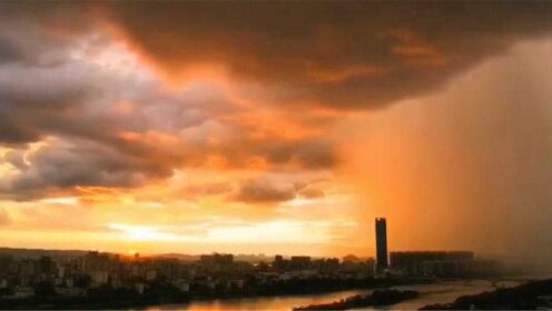 绝美！广西柳州巨大“雨柱”穿过晚霞 半城夕阳半城雨