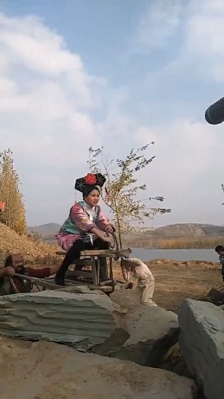 穿黑丝高跟鞋,清朝美女骑马去救人