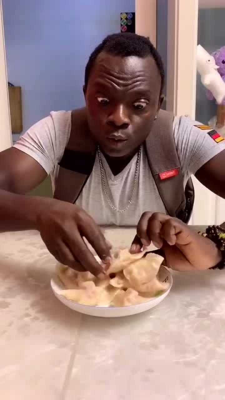 看着老外吃饺子原来吃饺子要先把馅料挤出来才能吃