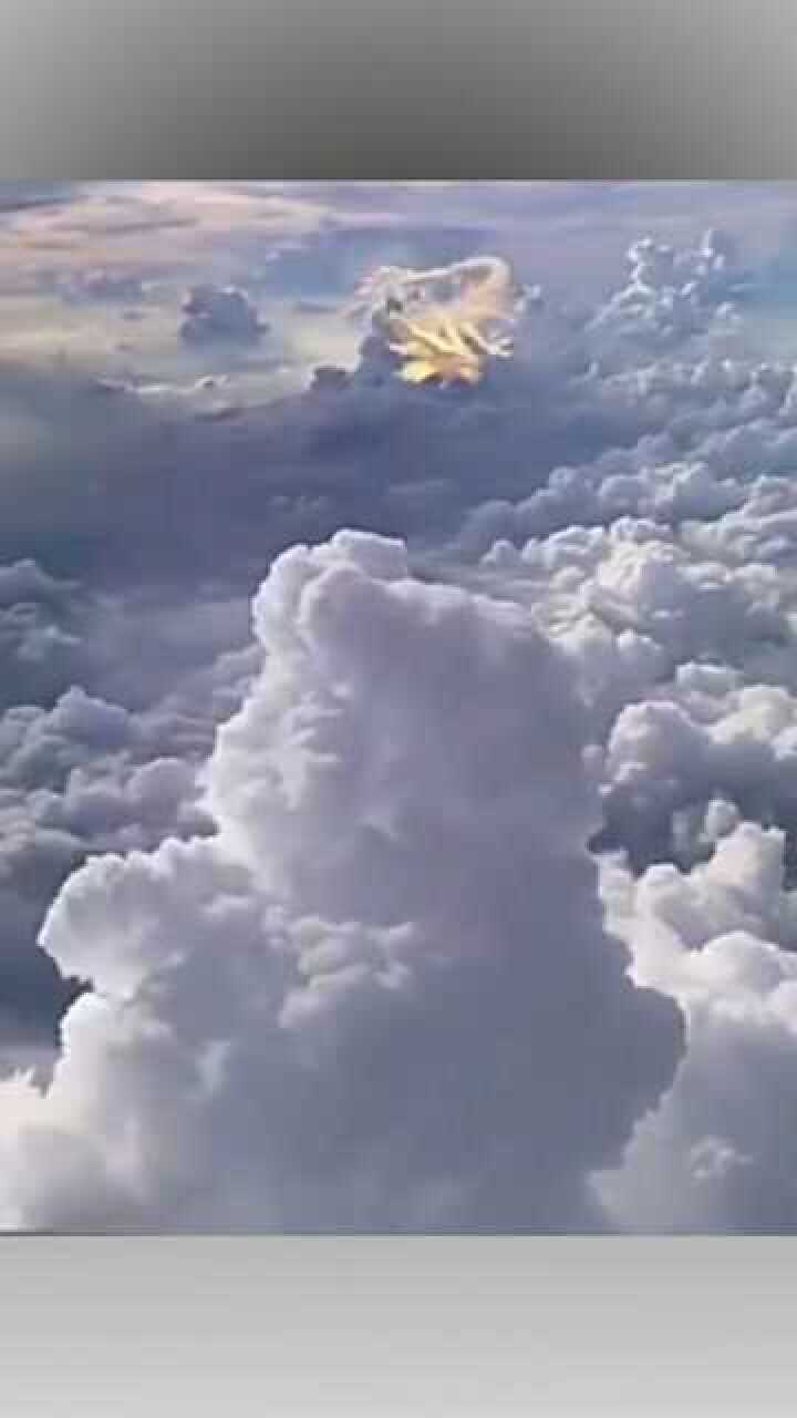 飞机上拍到的真龙在天太美了好喜欢啊