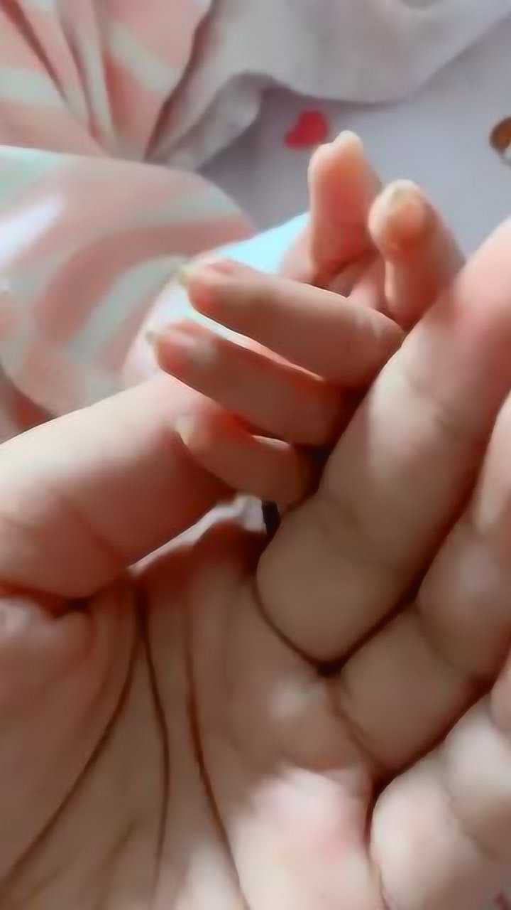 22天的小宝宝,指甲竟然这么长,真是没谁了!