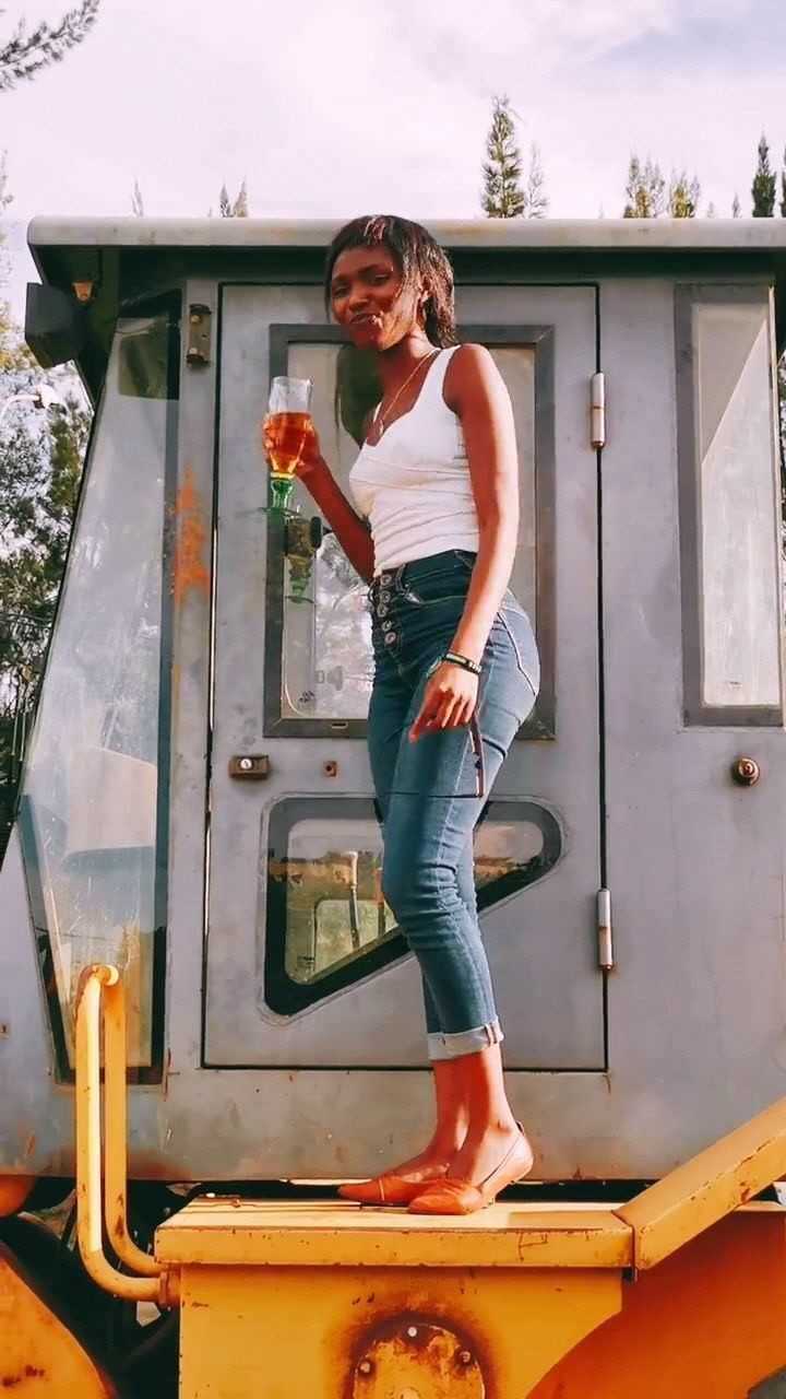 非洲卢旺达女孩,身材好有气质,腿好长