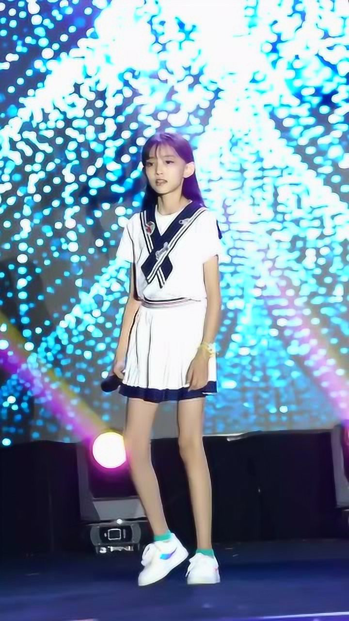 宋小睿舞台上演唱少年第一次见她穿这种风格的衣服好看