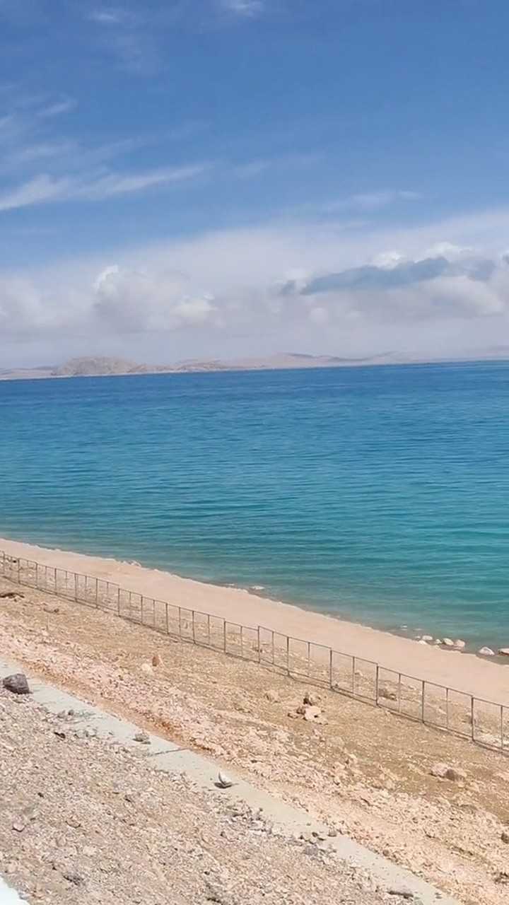 蔚蓝色的大海仿佛和天空一样,没有尽头