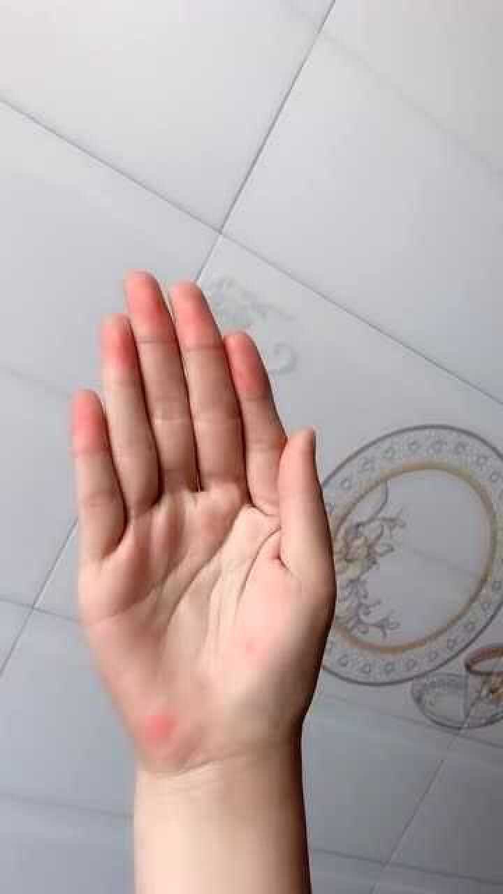 六根手指的女孩打人一定很疼吧要不要试一试