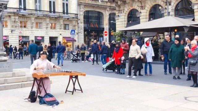 【左手指月】法国街头的中国音乐!下次多印一点宣传国乐的小册子