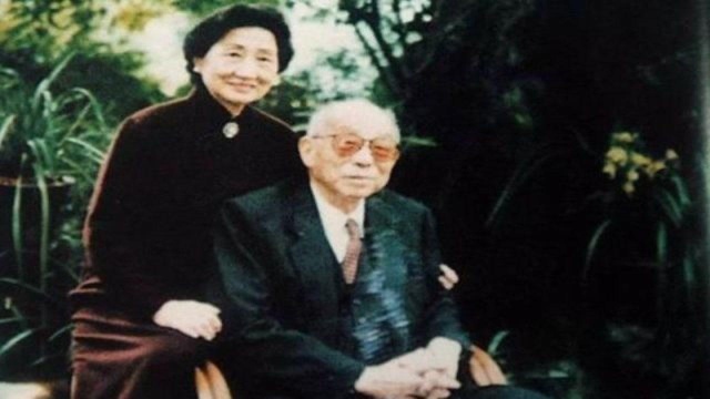 张学良被囚禁54年,为何活到101岁?晚年3个字道出真相