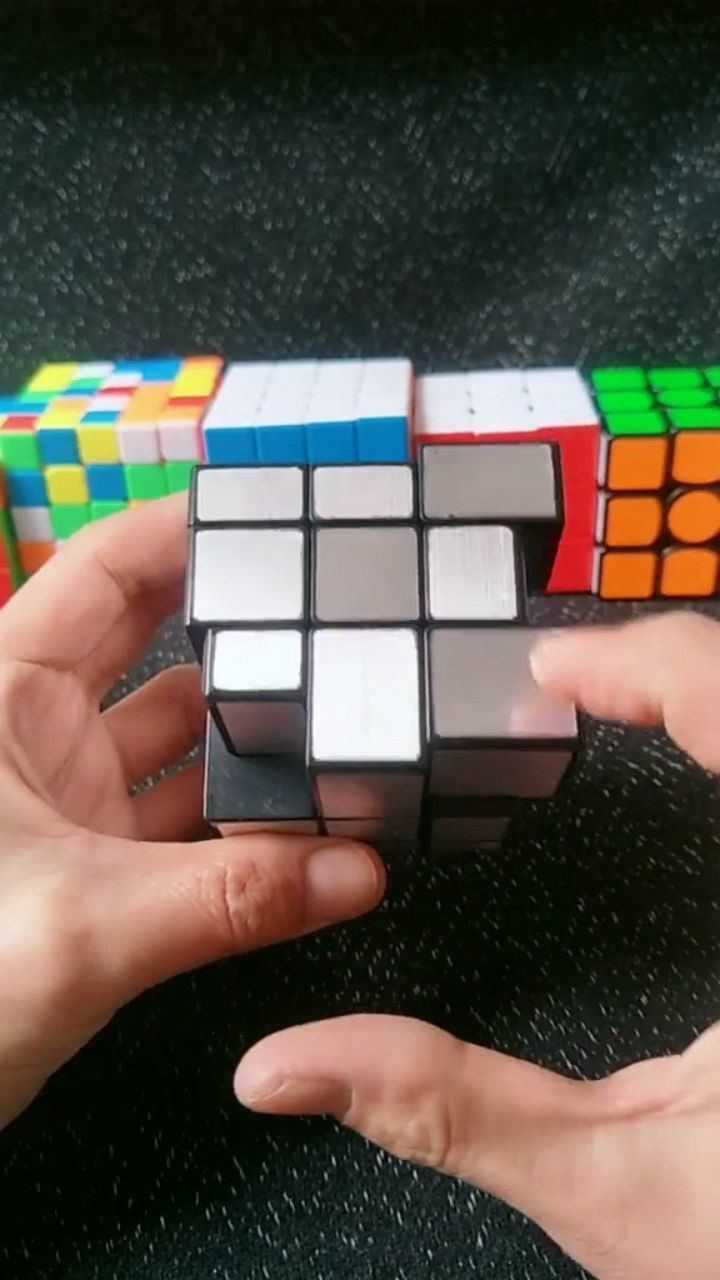 你们喜欢的魔方镜面魔方顶层三个角块复原用的就是我们普通三阶魔方倒