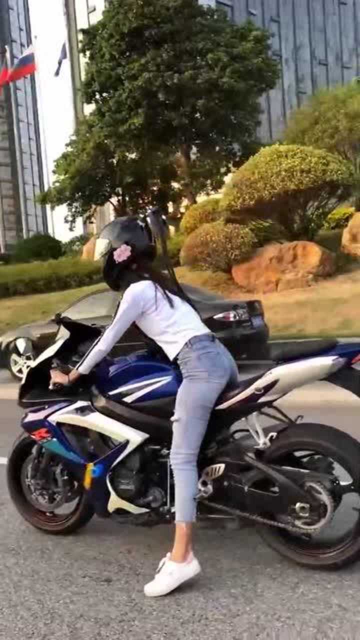 美女骑士骑摩托车真漂亮